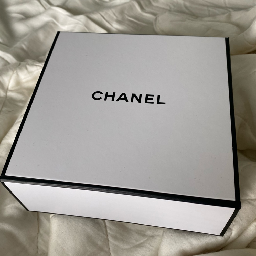 MAGNETIC CLOSURE CHANEL BOX - Picture 3 of 3